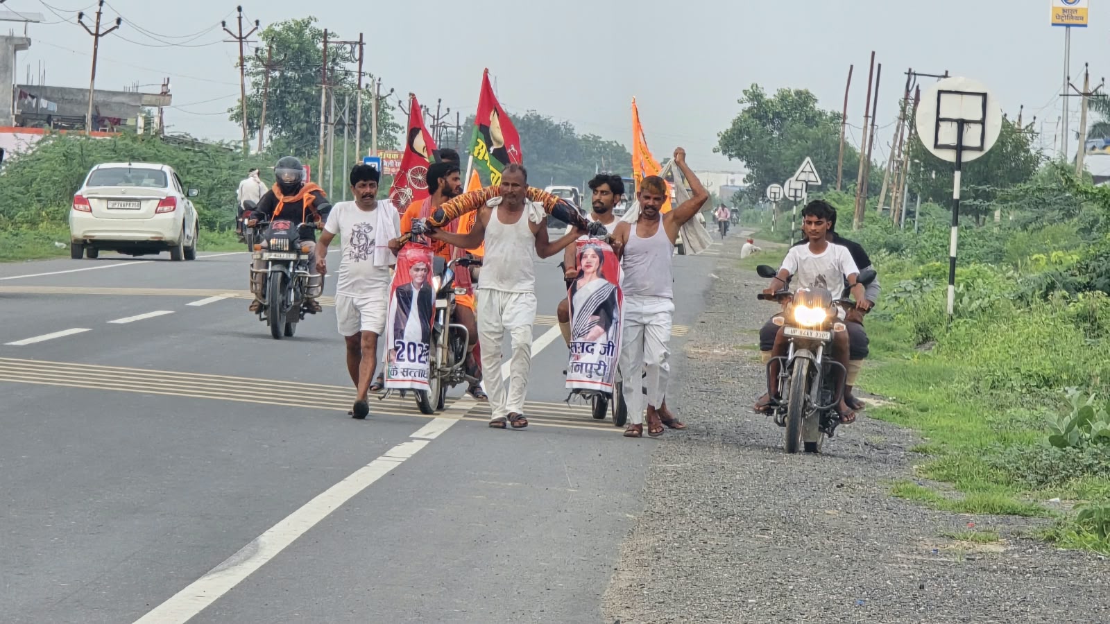 71 लीटर गंगाजल लेकर 160 किलोमीटर की कांवड़ यात्रा पर निकले श्रद्धालु